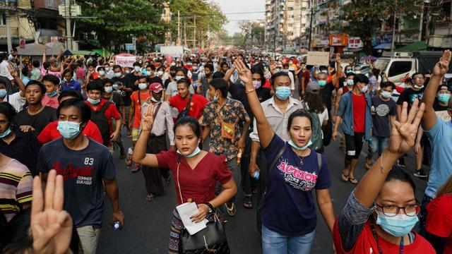 Des dizaines de milliers de Birmans manifestaient dimanche à Rangoun contre le coup d'Etat qui a renversé Aung San Suu Kyi. [AFP - ANADOLU AGENCY]