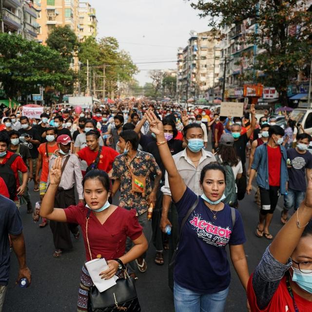 Des dizaines de milliers de Birmans manifestaient dimanche à Rangoun contre le coup d'Etat qui a renversé Aung San Suu Kyi. [AFP - ANADOLU AGENCY]