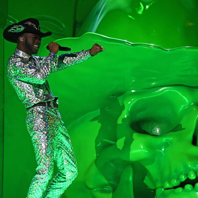 Le rappeur américain Lil Nas X, ici sur la scène des 62e Grammy Awards le 26 janvier 2020, a collaboré à la création des "Satan Shoes". [AFP - Robyn Beck]
