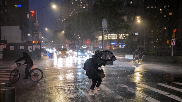 Des restes de l'ouragan Ida se font sentir près de Colombus Circle, à New York, le 1er septembre 2021. [Keystone/AP photo - Craig Ruttle]