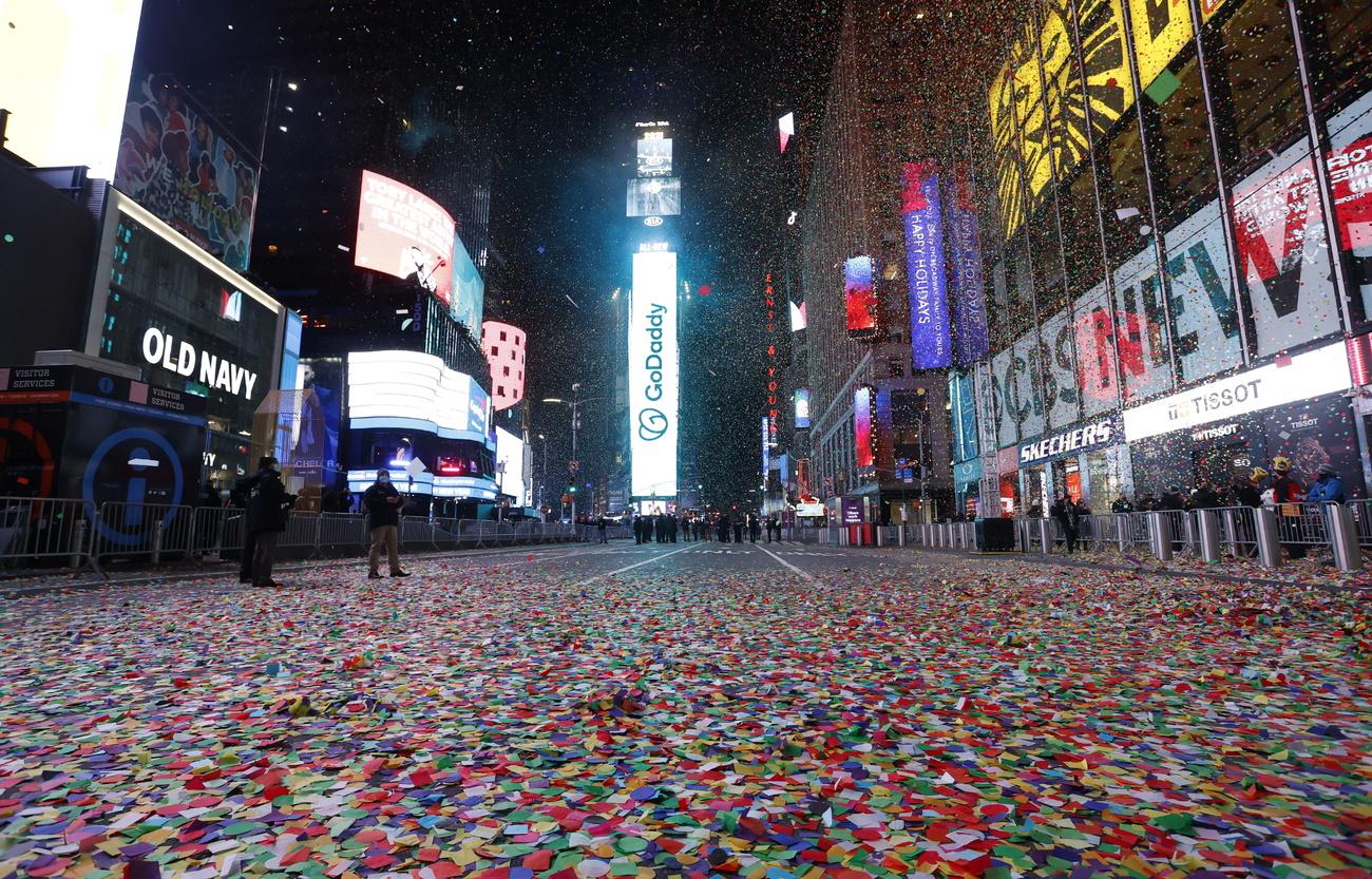 Times Square est quasiment vide après le passage à l'an neuf. New York, le 1er janvier 2021. [Keystone/epa - Jason Szenes]