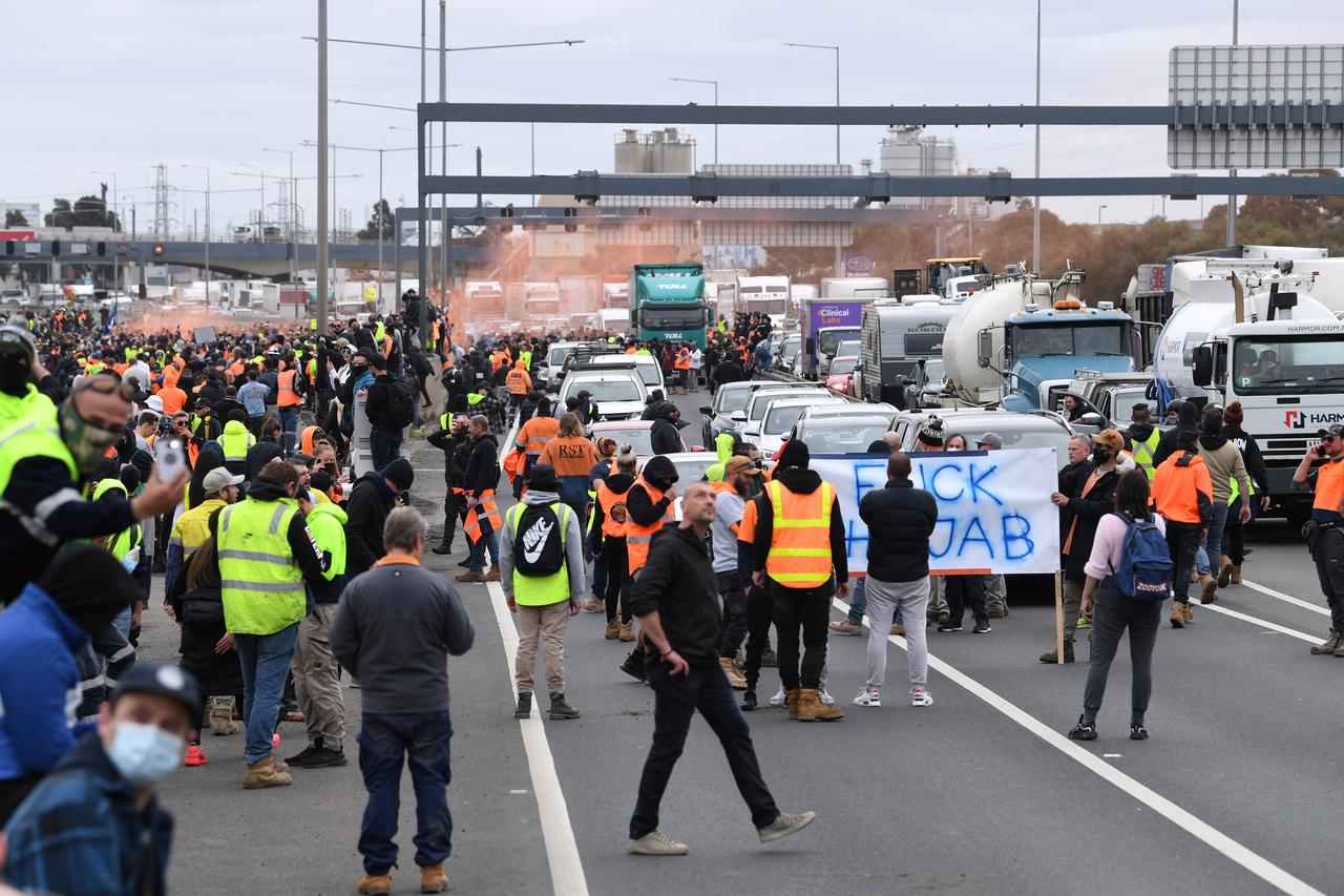 Plus d'un millier de manifestants s'est regroupé à Melbourne pour protester contre l'obligation vaccinale sur les chantiers. [REUTERS - STRINGER]