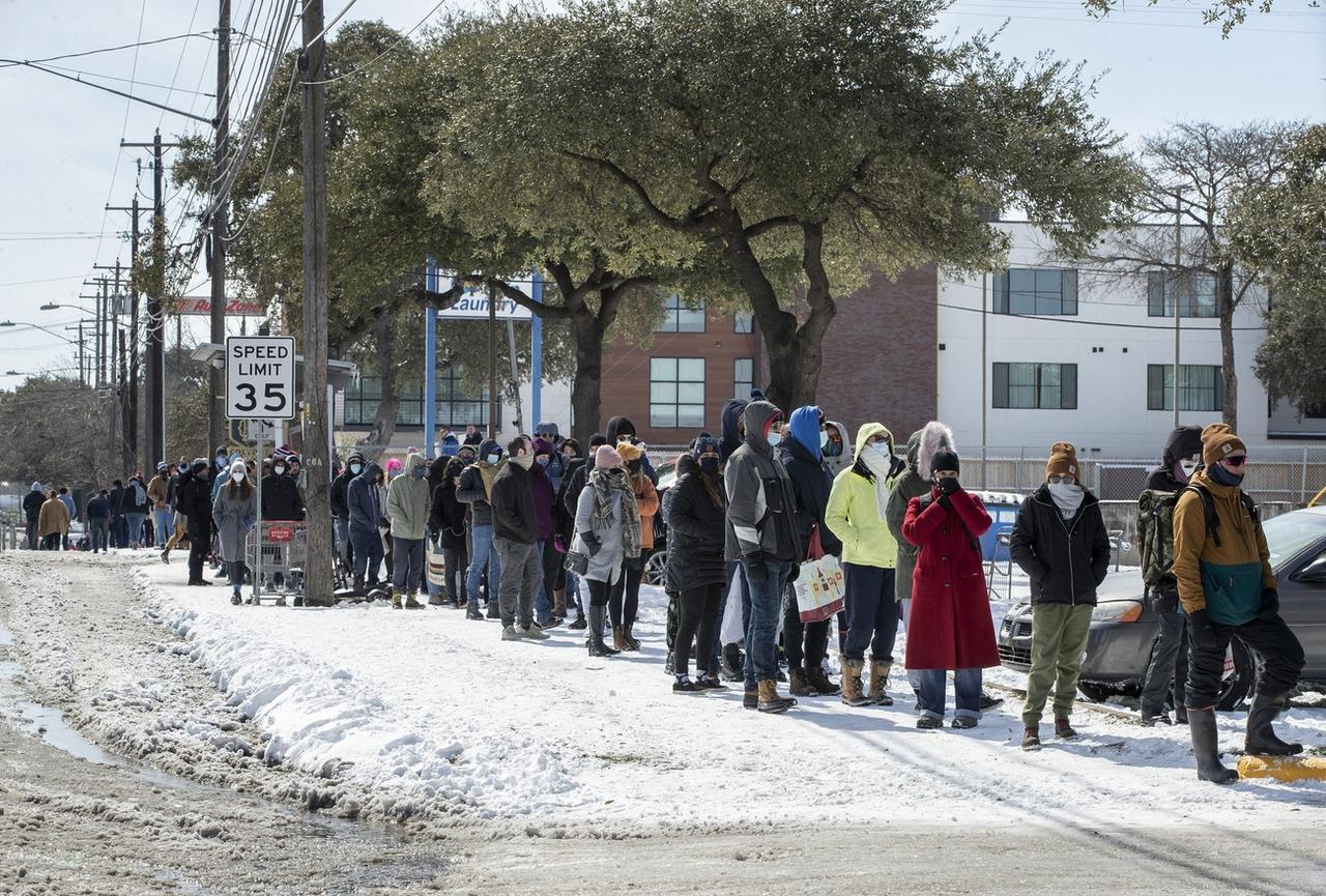 Des personnes attendent pour faire leurs courses à Austin, Texas, le 16 février 2021. [Keystone/AP - Jay Janner/Austin American-Statesman]