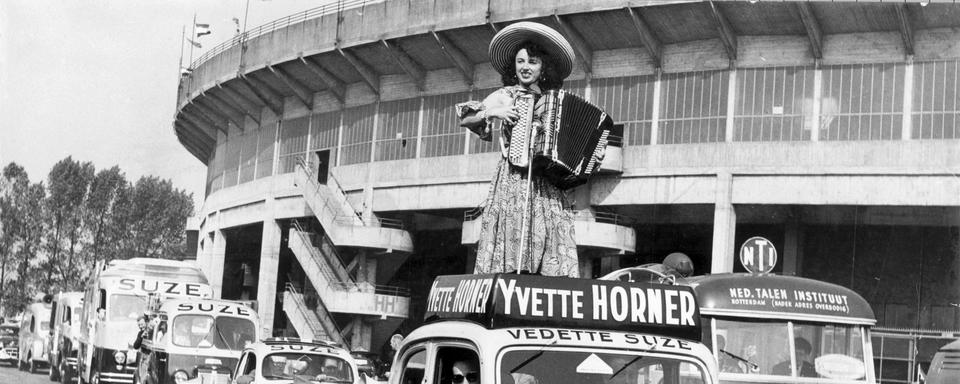 L'accordéoniste française Yvette Horner au départ du Tour de France en 1954. [LECOEUVRE PHOTOTHEQUE / COLLECTION CHRISTOPHEL VIA AFP]