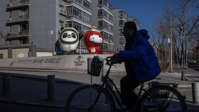Les mascottes des Jeux olympiques dans une rue de Pékin. [Keystone/EPA - Roman Pilipey]