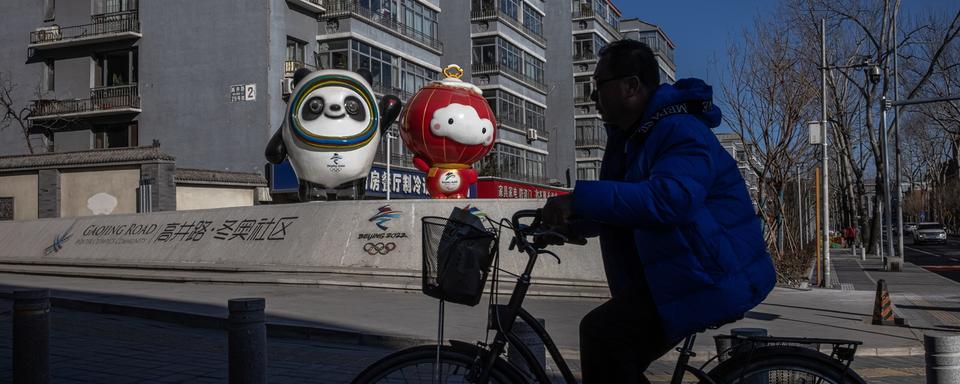 Les mascottes des Jeux olympiques dans une rue de Pékin. [Keystone/EPA - Roman Pilipey]