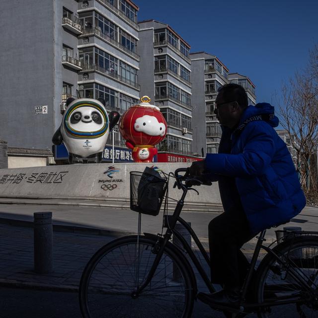 Les mascottes des Jeux olympiques dans une rue de Pékin. [Keystone/EPA - Roman Pilipey]