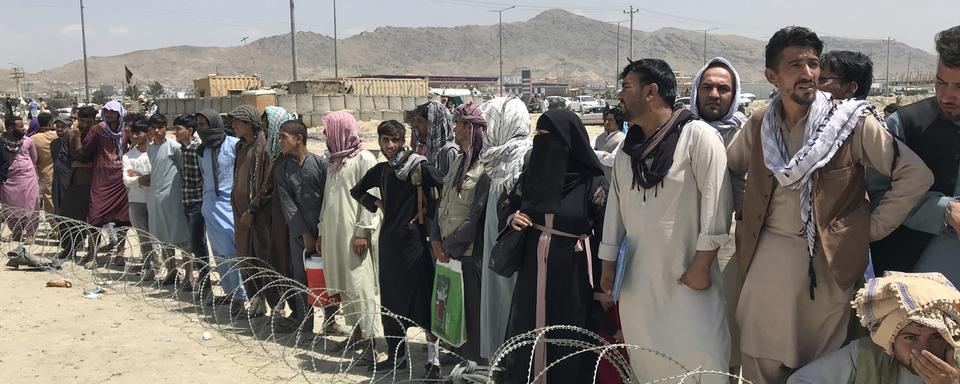 Des centaines de personnes devant l'aéroport de Kaboul. [AP Photo/Keystone]