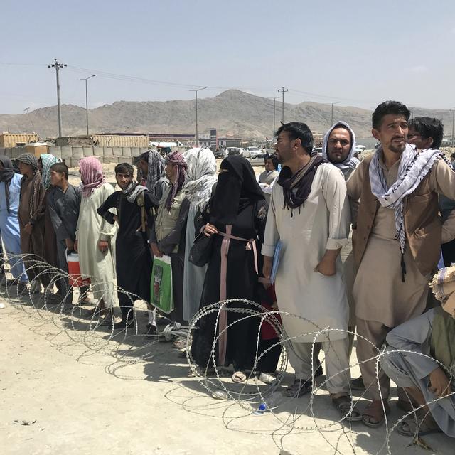 Des centaines de personnes devant l'aéroport de Kaboul. [AP Photo/Keystone]