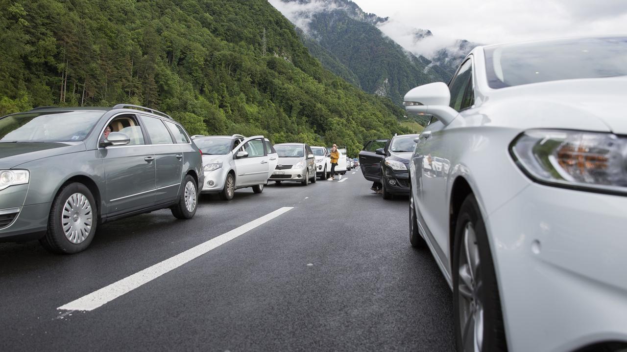 Trafic routier sur l'autoroute A9 sur le viaduc de Chillon au dessus de Villeneuve, en direction de Montreux. [KEYSTONE - Cyril Zingaro]