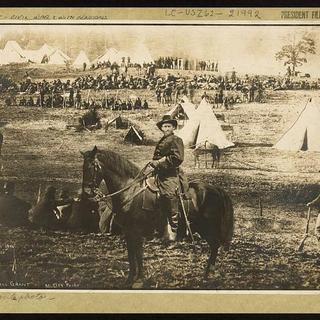 Selon la Bibliothèque du Congrès, cette photo du général Ulysses S. Grant durant la Guerre de Sécession en 1864, est un photomontage de plusieurs images et ne montre pas réellement le général Ulysses S. Grant à City Point. Trois photos ont fourni différentes parties du portrait. [Library of Congress Prints and Photographs Division Washington - Levin Corbin Handy]