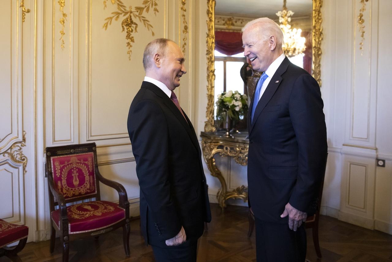 Les présidents Vladimir Poutine et Joe Biden dans le hall de la Villa La Grange. Genève, le 16 juin 2021. [Keystone - Peter Klaunzer]