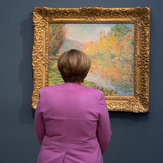 La chancelière allemande Angela Merkel devant un tableau de Claude Monet lors de l'inauguration du Musée Barberini à Potsdam près de Berlin en janvier 2017. [POOL / AFP]