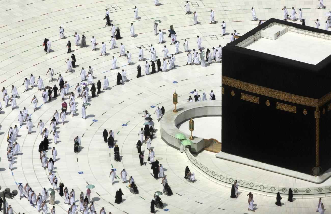 Mardi 13 avril: beaucoup moins de fidèles qu'à l'accoutumée à La Mecque en ce début de ramadan. [Keystone - AP Photo/Amr Nabil]