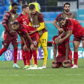 l'équipe de Suisse après son match contre l'Espagne. [Keystone - Jean-Christophe Bott]