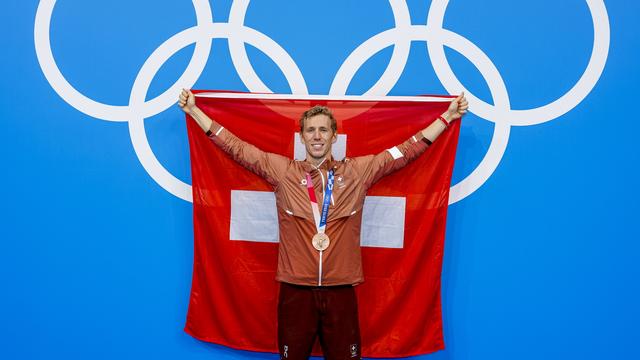 Jeremy Desplanches célèbre sa médaille de bronze du 200m 4 nages aux JO de Tokyo. [Patrick B. Kraemer]