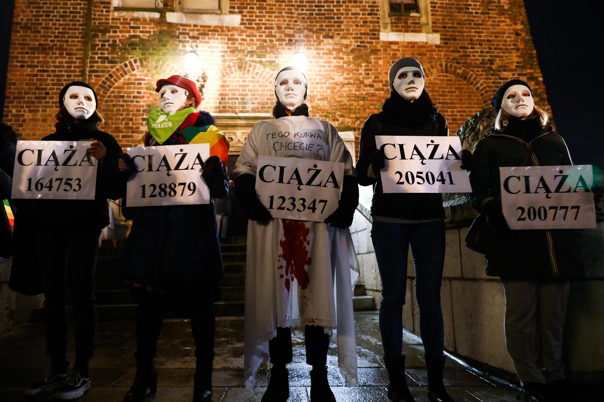 Des protestantes polonaises arborent des pancartes sur lesquelles il est écrit "Grossesse" avec un numéro, lors d'une manifestation contre le nouveau projet du gouvernement le 1er décembre à Cracovie. [AFP - Beata Zawrzel / NurPhoto]