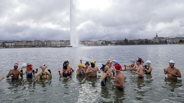 La pandémie n'a pas empêché la baignade du premier de l'An à Genève. [Keystone - Salvatore Di Nolfi]