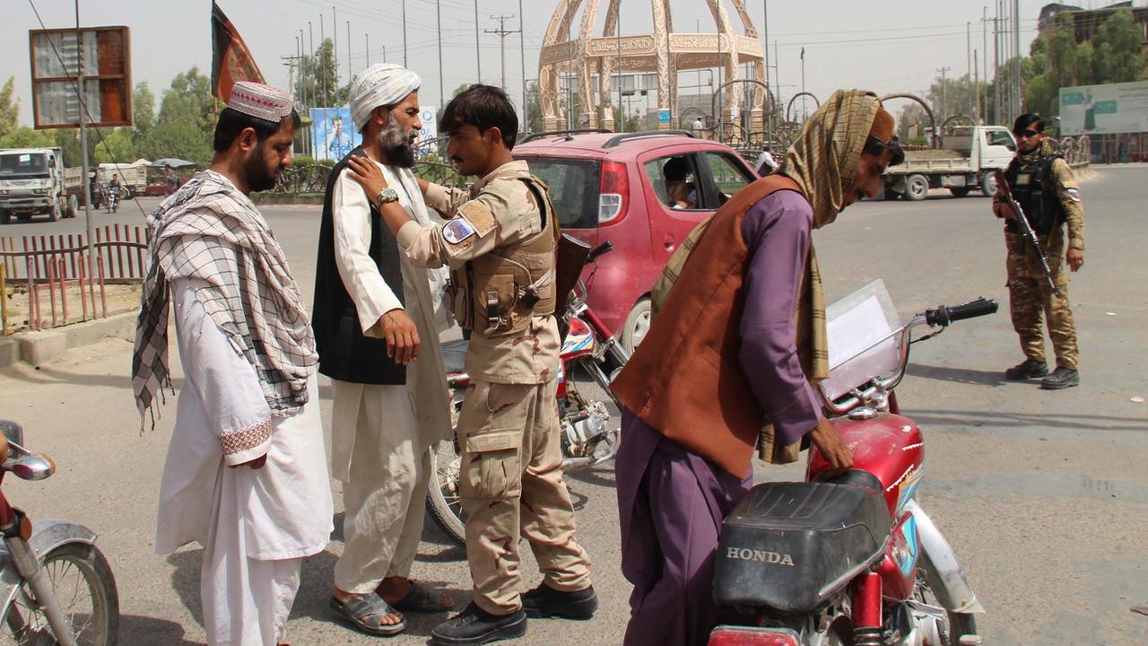 Des forces de sécurité font un contrôle de sécurité à un check point dans la ville de Lashkar Gah, en Afghanistan, le 11 juillet 2021. [EPA/Keystone - Watan Yar]