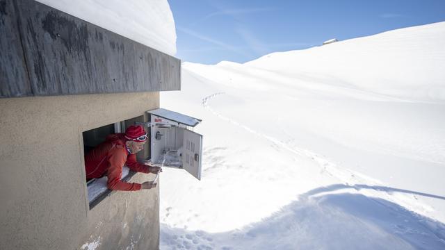 Relevé de température à la station météo de Glattalp (Schwytz). [Keystone - Urs Flüeler]