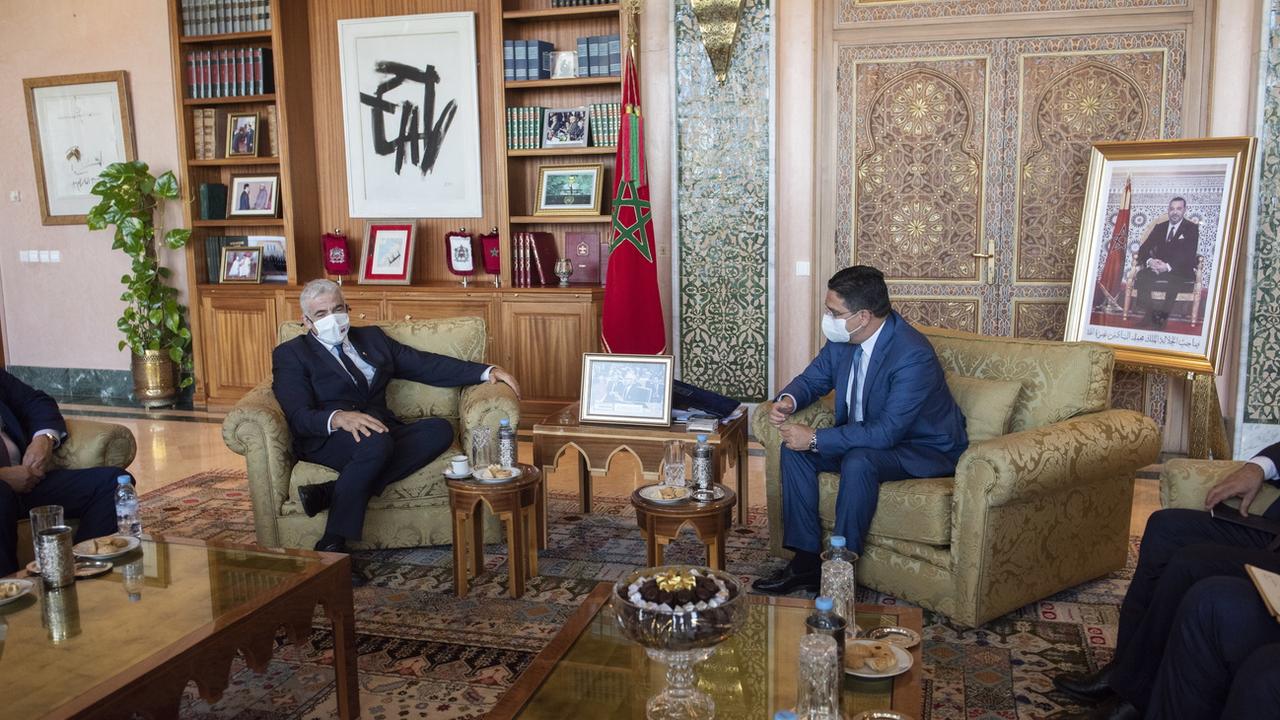Le ministre des Affaires étrangères israélien Yair Lapid (à gauche) rencontre son homologue marocain, Nasser Bourita. Rabat, le 11 août 2021. [Keystone/epa - Jalal Morchidi]