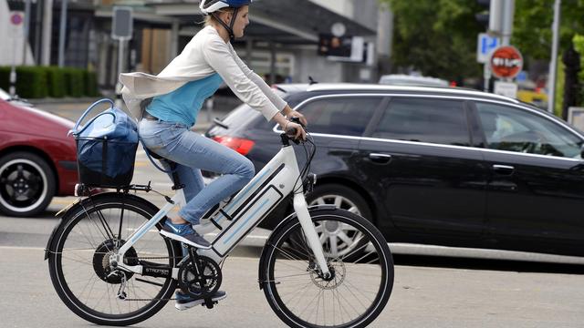 Les vélos électriques devront rouler feux allumés en permanence. [KEYSTONE - Walter Bieri]