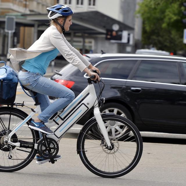 Les vélos électriques devront rouler feux allumés en permanence. [KEYSTONE - Walter Bieri]