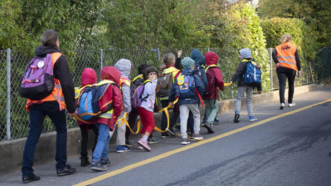 Des enfants se rendent a l'école en Pedibus en 2019 à Epalinges. [Keystone - Sandra Hildebrandt]