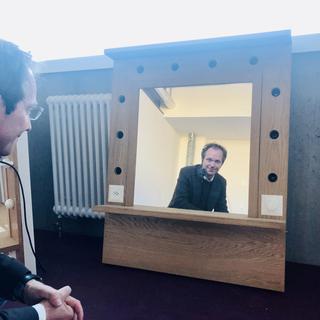 Jean Liermier face à un miroir. [RTS - Karin Vasarino]