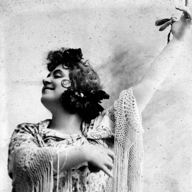 Artiste lyrique dans le rôle de "Carmen" de l'opéra de Georges Bizet (circa 1900). [AFP - ©Harlingue / Roger-Viollet]