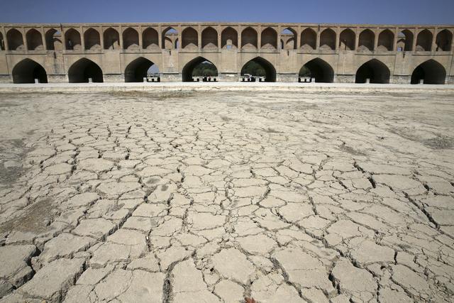 Le lit asséché du Zayandeh Roud à Isphahan. [AP/Keystone - Vahid Salemi]