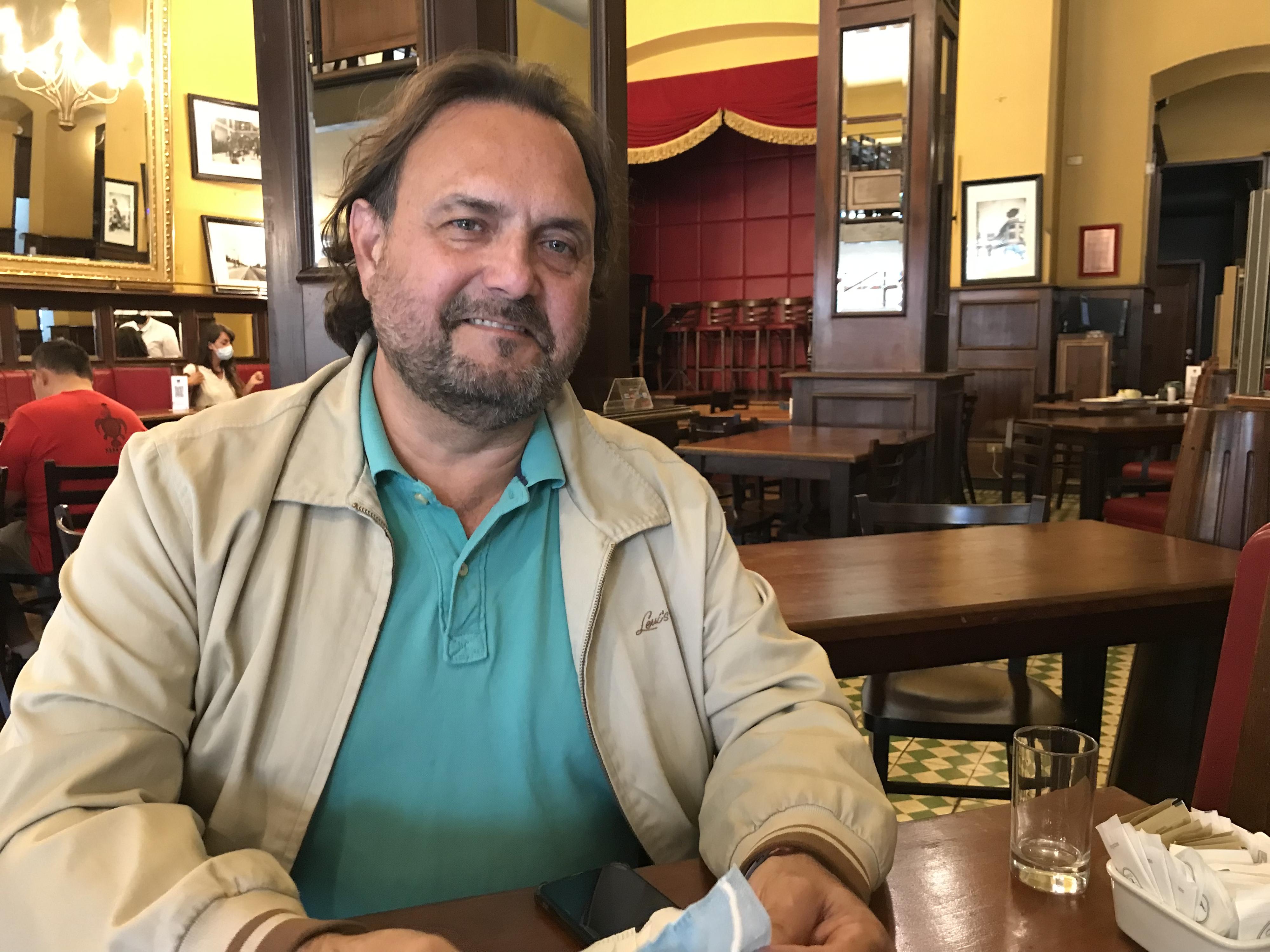 Après 22 ans passés en Suisse, Walter Vogel, ici dans un café historique du centre de Santiago, est retourné dans son Chili natal, à l’autre bout du monde. [RTS - Cédric Guigon]