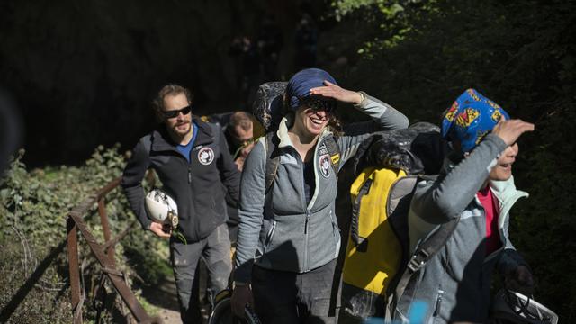 Les quinze volontaires au sortir de la grotte où ils ont passé 40 jours, à Ussat-les-Bains en France. [AP/Keystone - Renata Brito]