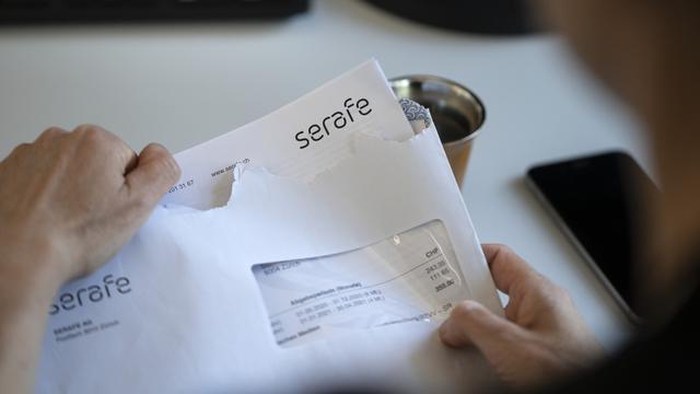 En 2021, les ménages verront leur facture adressée par Serafe baisser de 50 francs. [Keystone - Gaetan Bally]