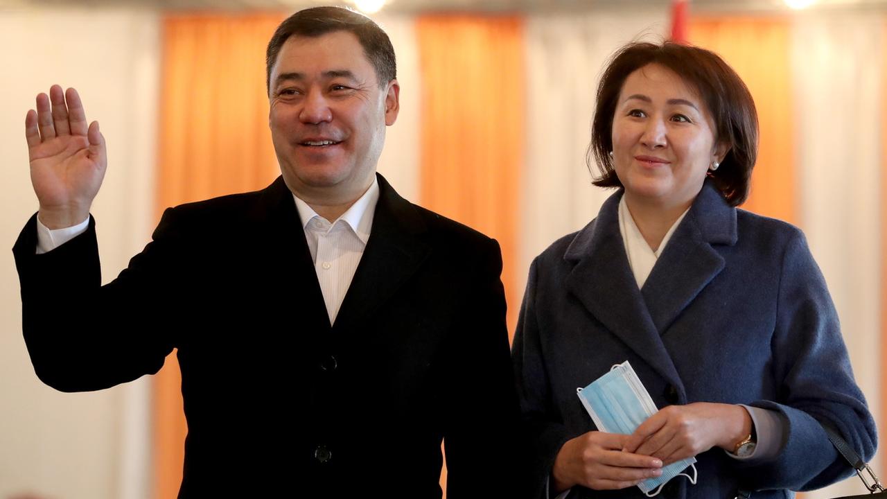 Sadyr Japarov et son épouse au bureau de vote à Bichkek. [Keystone - EPA/Igor Kovalenko]