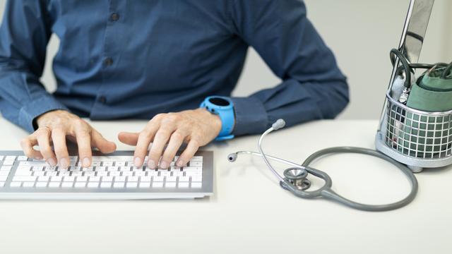 Un médecin généraliste à Zurich en août 2019. [Keystone - Gaetan Bally]