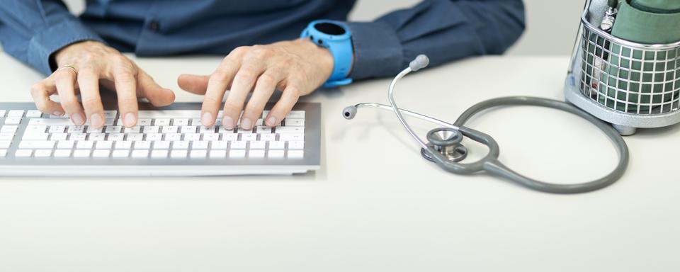 Un médecin généraliste à Zurich en août 2019. [Keystone - Gaetan Bally]