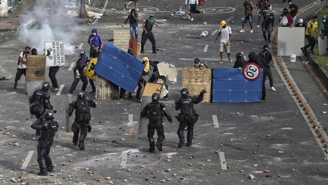 Les violences lors des manifestations contre une réforme fiscale en Colombie ont fait une vingtaine de morts. [Keystone - AP Photo/Andres Gonzalez]