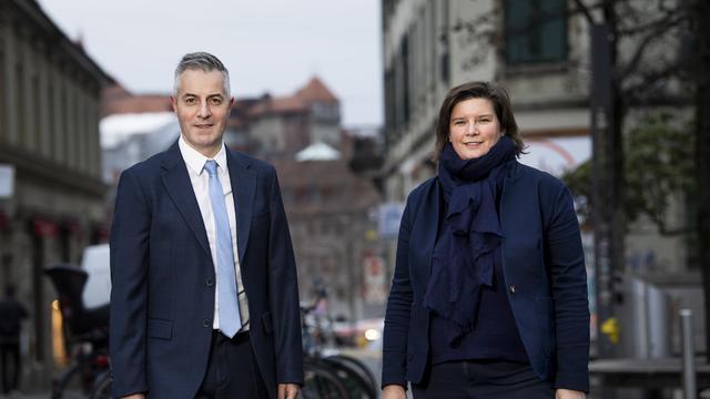 Les deux candidats PLR pour la prochaine élection à la Municipalité de Lausanne, Pierre-Antoine Hildbrand, candidat sortant, et Florence Bettschart-Narbel posent dans une rue en ville. [KEYSTONE - Jean-Christophe Bott]