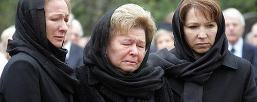 Tatiana Diatchenko (à droite), avec sa mère Naïna Eltsina lors des funérailles de son père Boris Elstine, en 2007. Dès début 1996 avec la campagne présidentielle et jusqu'à 2000, elle est la conseillère officielle de son père. "La princesse du Kremlin", comme les médias la surnomment alors, aurait eu un grand pouvoir de décision et une influence considérable auprès du président Eltsine. [kremin.ru]