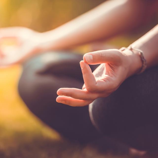 La méditation est une pratique qui consiste à se concentrer sur sa respiration et sur lʹinstant présent. [Depositphotos - gregorylee]