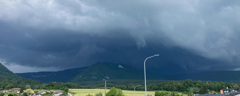 Un orage en approche sur Boudry (NE) lundi après-midi. [RTS - Cécile Rais]