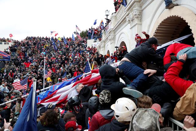 Des supporters de Donald Trump tentent d'entrer dans le Capitole. [Reuters - Shannon Stapleton]