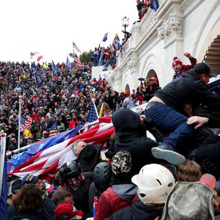 Des supporters de Donald Trump tentent d'entrer dans le Capitole. [Reuters - Shannon Stapleton]
