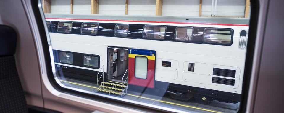 Un train vu à travers la fenêtre d'un autre train. [Keystone - Adrien Perritaz]