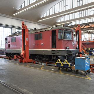 Une vieille locomotive des CFF dans un hangar à Zurich en novembre 2021. [Keystone - Gaetan Bally]