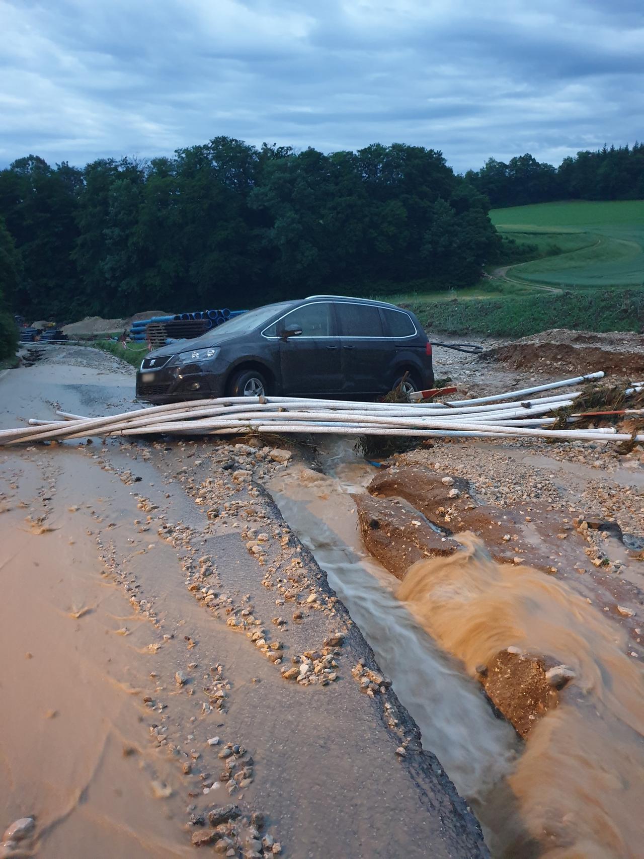 Une voiture emportée par le torrent à Frochaux (NE) le 22 juin 2021. [VosInfos - Gastor]