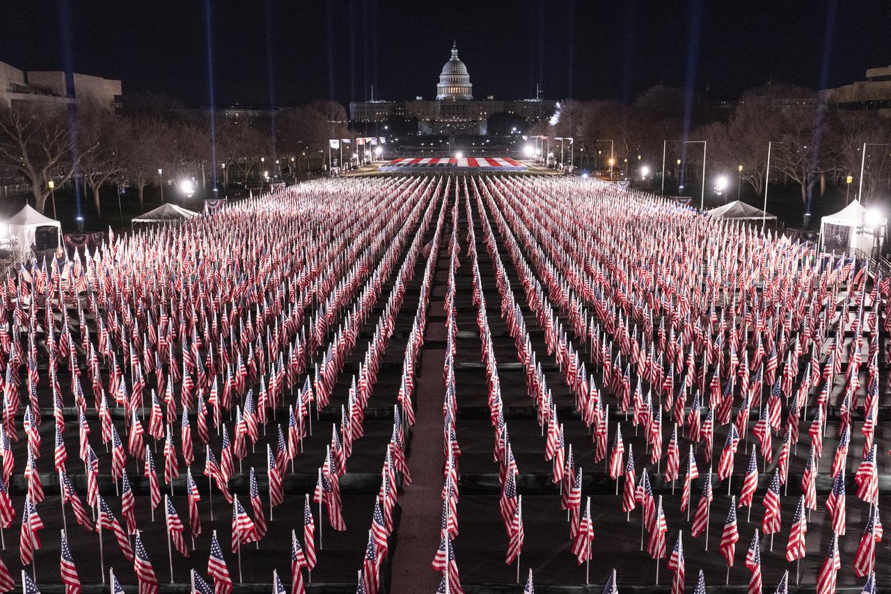 Des milliers de drapeaux américains ont été installés devant le Capitole pour remplacer la foule. [Keystone - AP Photo/Alex Brandon]