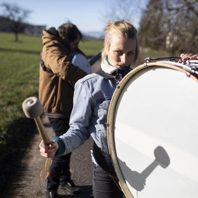 Dans le cadre de la pré-saison du Théâtre du Jura, la comédienne Laurence Maître et le musicien Félicien Donzé se lancent dès le 10 juin 2021 dans "Guggen Prose", une tournée jurassienne en plein air. [© Augustin Rebetez]