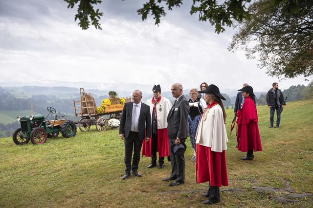 Le président du Conseil national Andreas Aebi (g.), avec le conseiller fédéral Alain Berset et la présidente du Conseil-exécutif bernois Beatrice Simon. [Keystone - Peter Klaunzer]